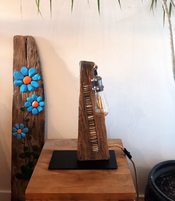 Lampe en Bois Flotté avec des galets