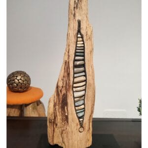Sculpture en Bois Flotté Avec des Galets