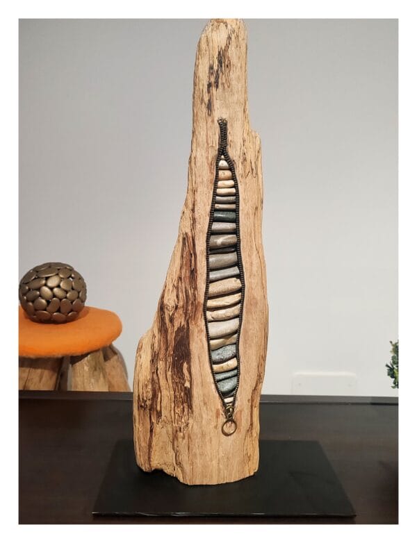 Sculpture en Bois Flotté Avec des Galets