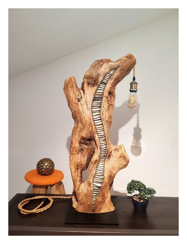 Sculpture Lampe en Bois Flotté avec des Galets