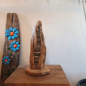 Sculpture en Bois Flotté avec des Galets
