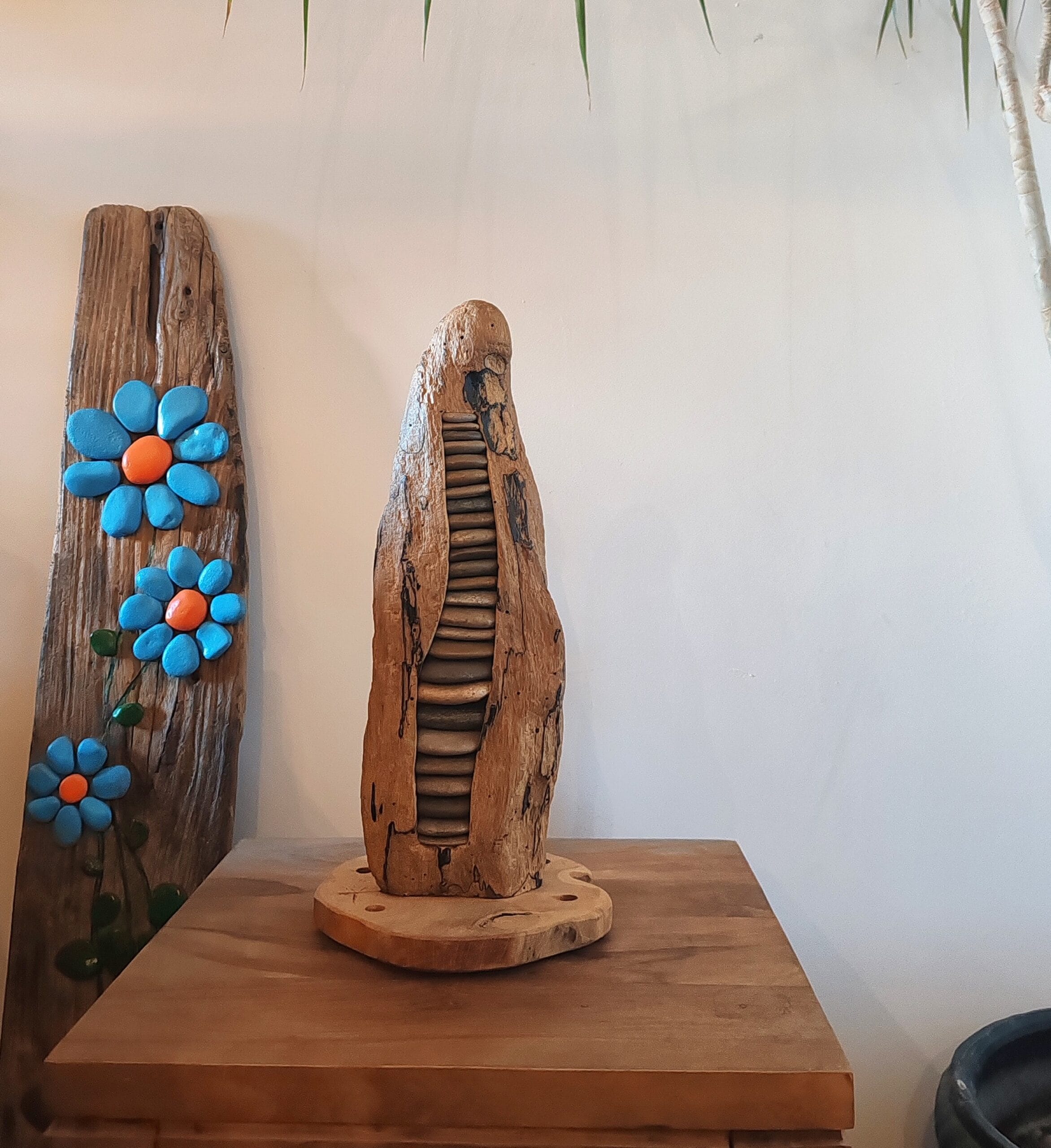 Sculpture en Bois Flotté avec des Galets