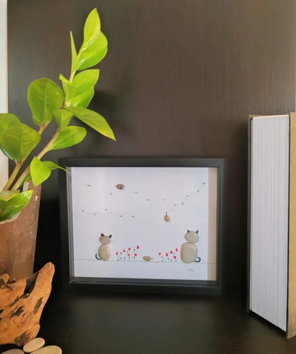 Des Chats, Cadre avec des Galets