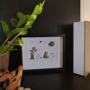 Enfant avec un ballon, Cadre avec des Galets