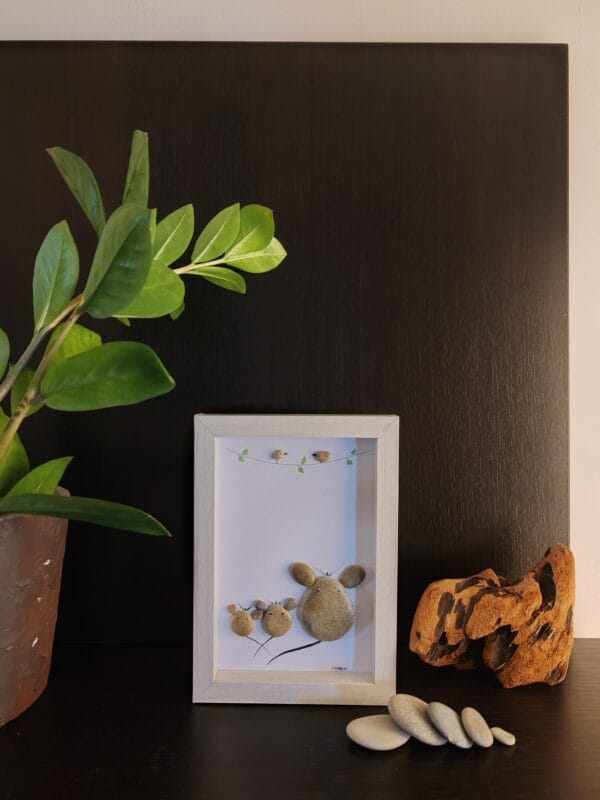 Trois Petites Souris, Cadre avec des Galets